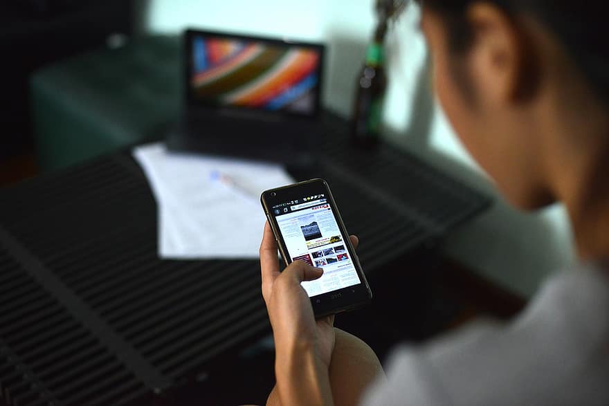 reading-news-smartphone-handset-office-woman